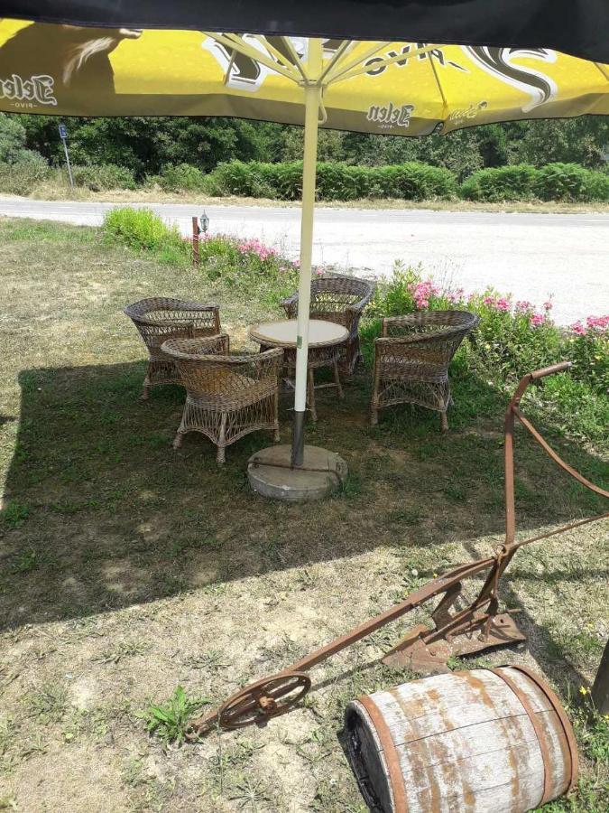 Miljevina Prenociste Vitas B&B 외부 사진
