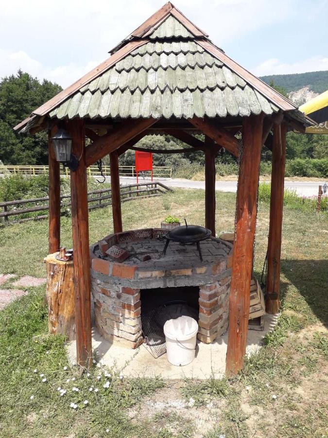 Miljevina Prenociste Vitas B&B 외부 사진