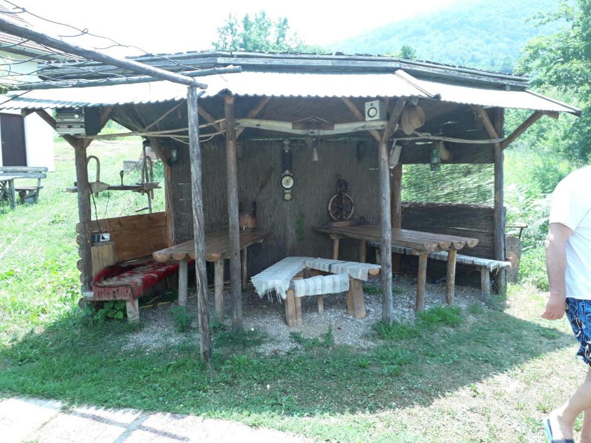 Miljevina Prenociste Vitas B&B 외부 사진